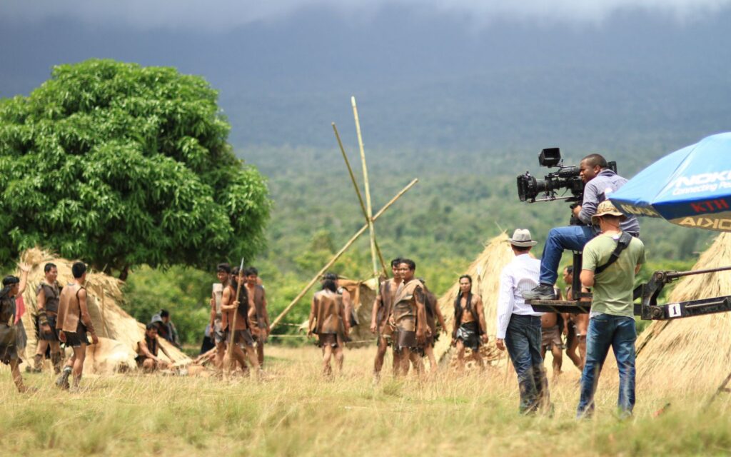 Troupe cinematografica al lavoro su un set