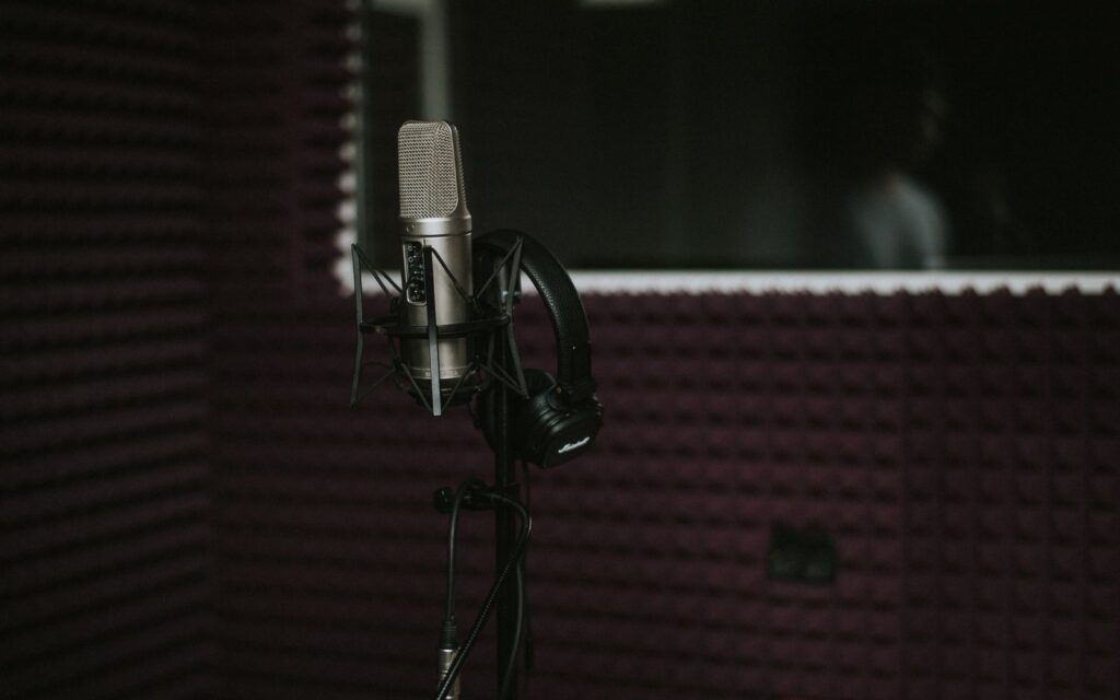 Microfono da studio di registrazione in una cabina insonorizzata