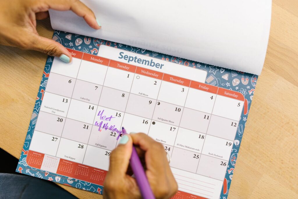Persona che segna le date su un calendario