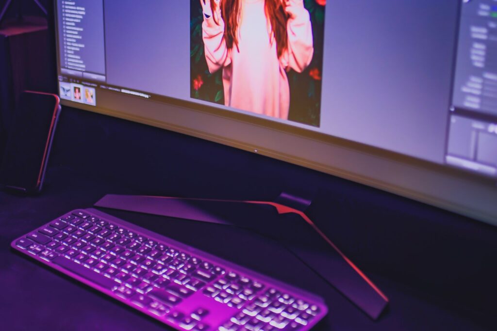 Postazione di fotoritocco con monitor e ritratto in modifica