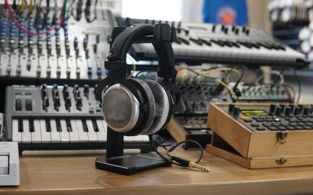Cuffie da studio e sintetizzatori in uno studio musicale