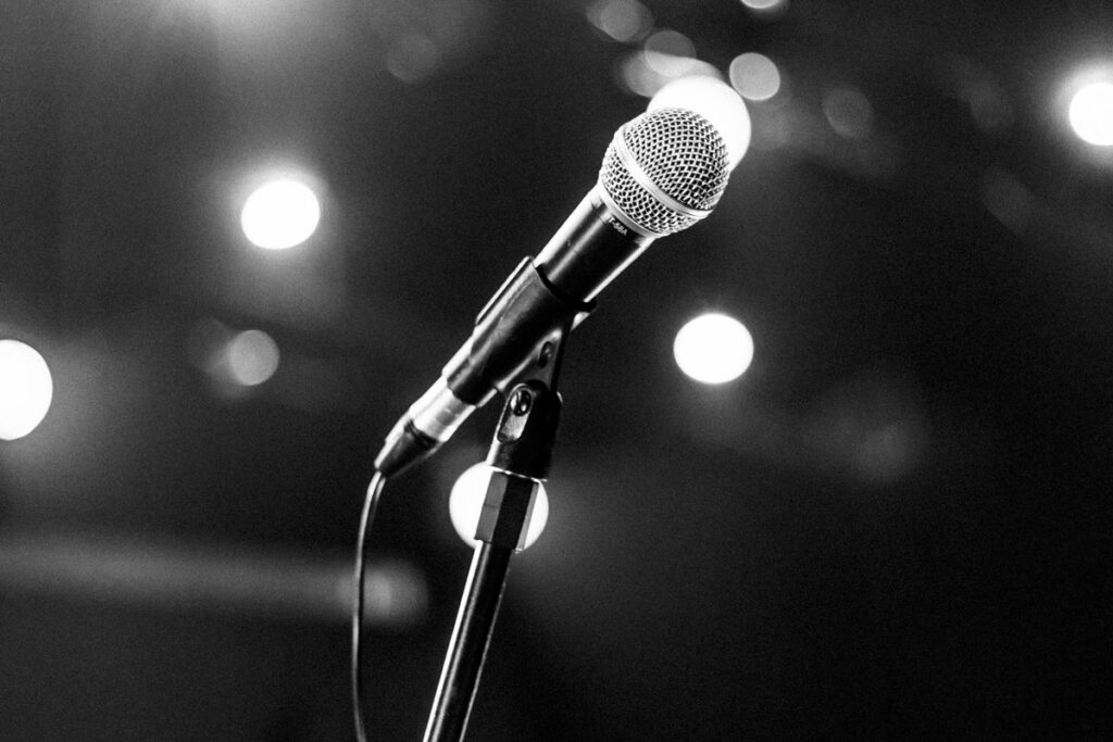 Un microfono su un palco, in bianco e nero