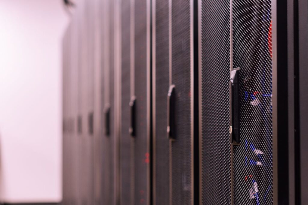 Server rack in un data center, simbolo della sicurezza dei dati aziendali